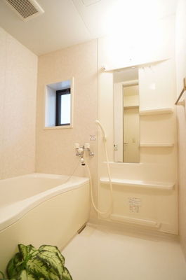 Bath. Bathroom with add 焚給 hot water