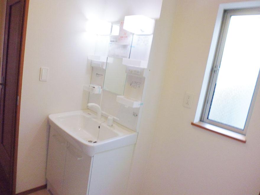 Wash basin, toilet. 1-1