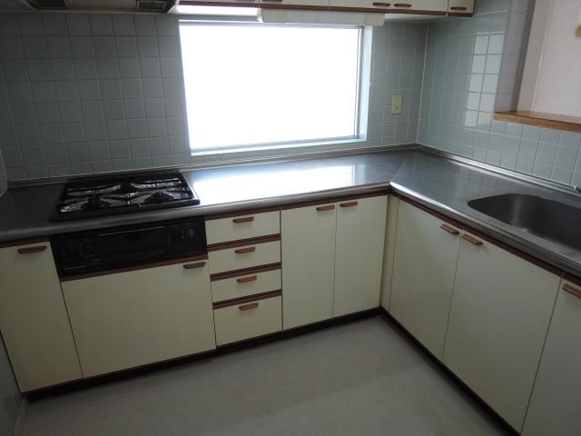 Kitchen. Is large, bright window, Easy L-shaped kitchen cooking