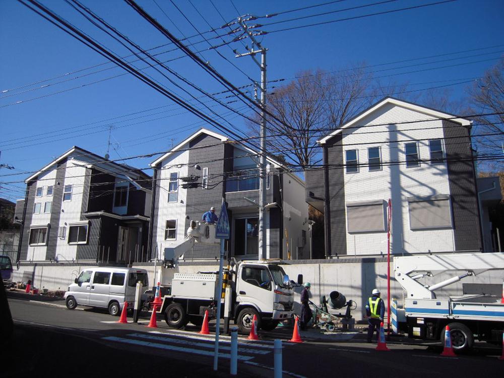 Local photos, including front road. December 24 shooting R- (11) Engineering District