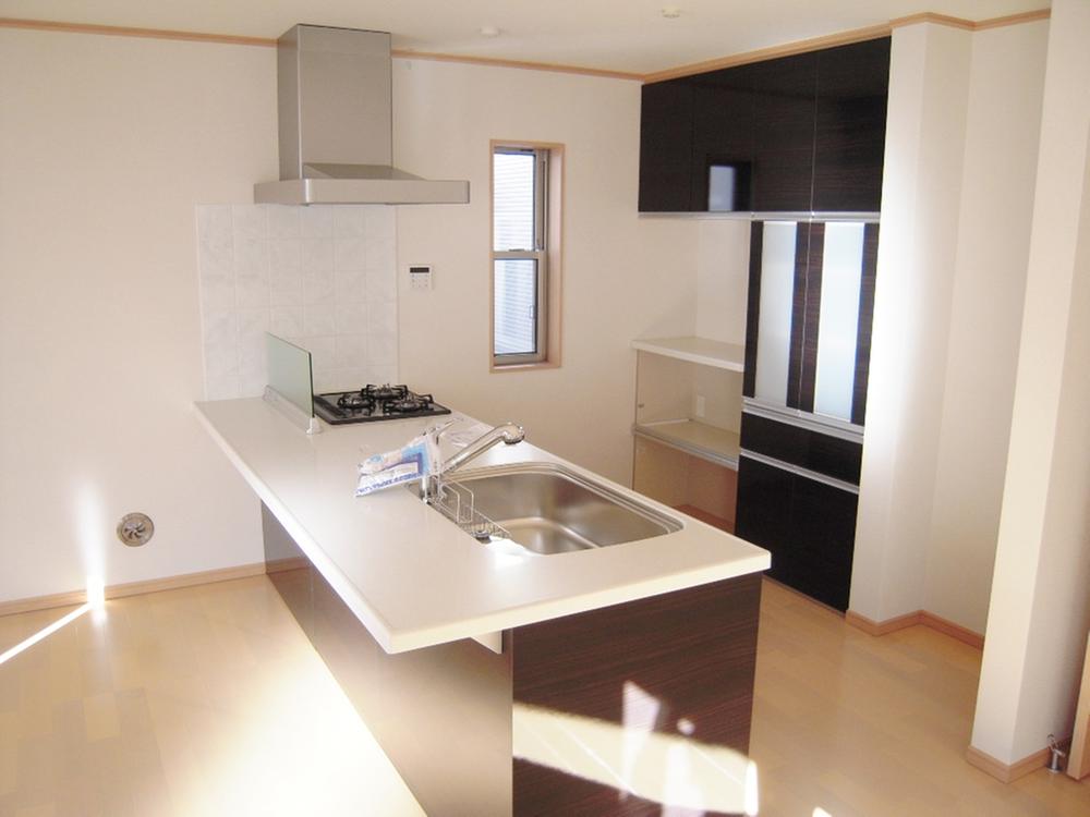 Kitchen. In face-to-face kitchen of all building full open it is with a cupboard (R- (9) 15 Building)