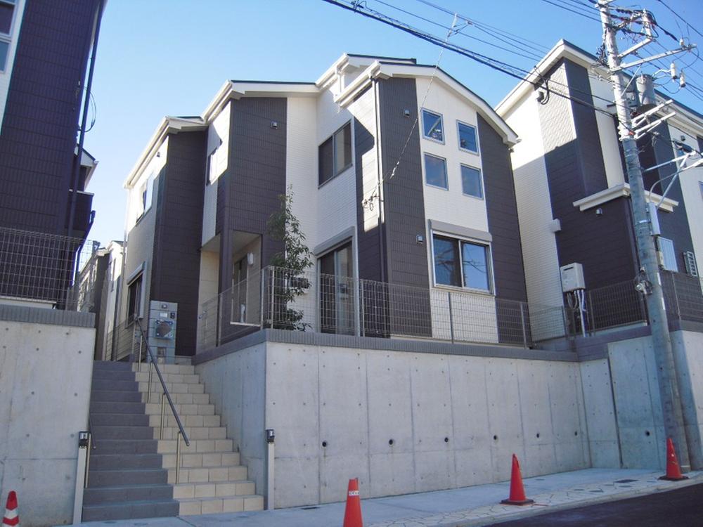 Local appearance photo. R- (9) 15 Building appearance