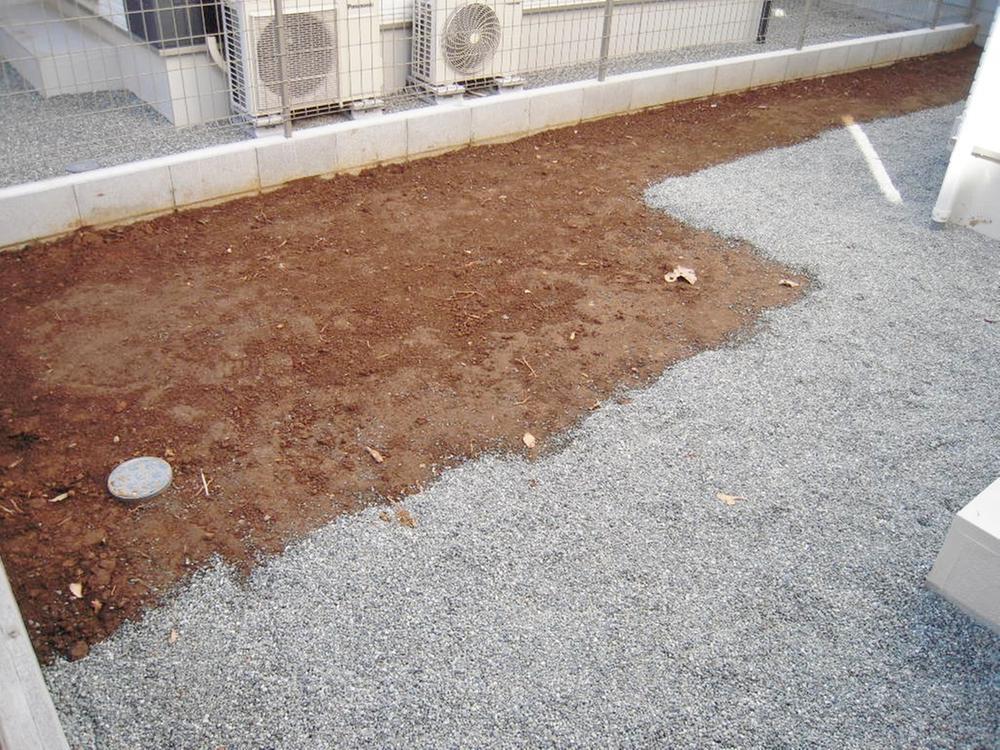 Garden. Put a swimming pool for children by Building, There is also the garden space