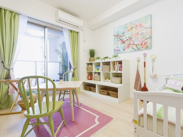  [Western-style (3)] A bright room facing the balcony to the children's room