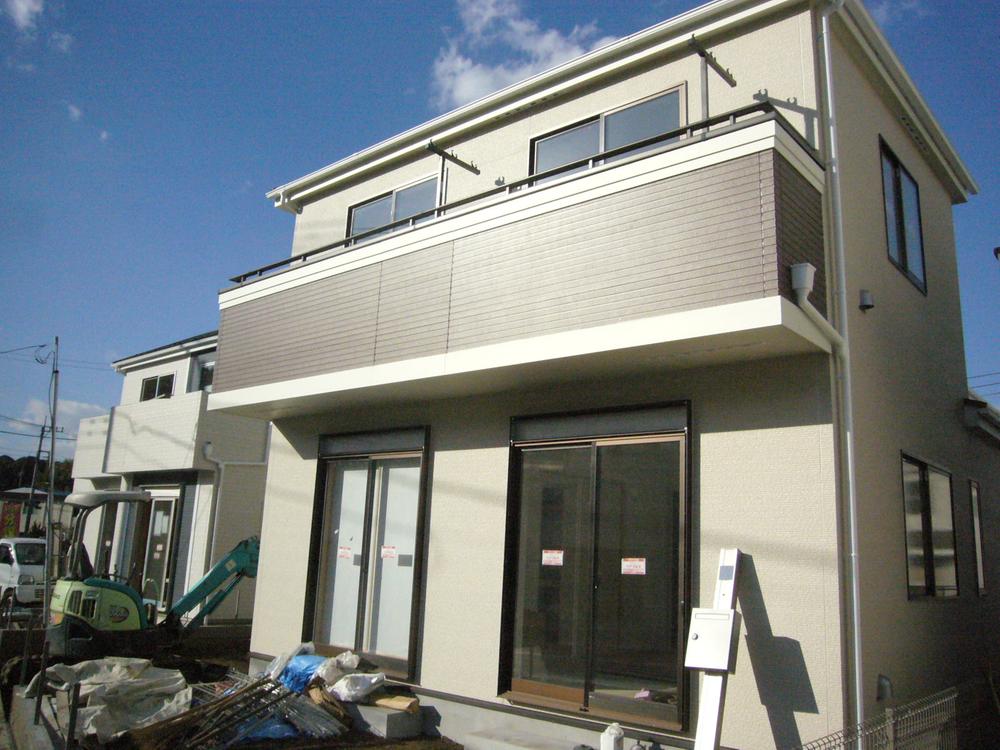 Local appearance photo. Zenshitsuminami direction ・ Is O building with a garden on the south side. 2013 December 24, shooting