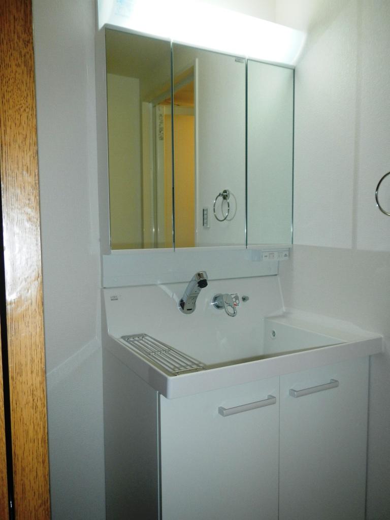 Wash basin, toilet. Indoor (10 May 2013) Shooting