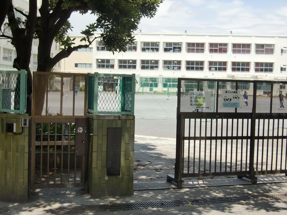 Primary school. 1200m There is a wide schoolyard to Yokohama Municipal lintel Elementary School.