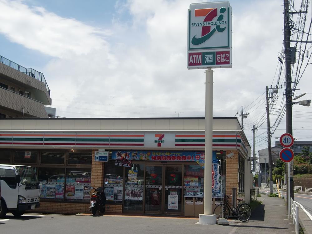 Convenience store. 290m is something useful to Seven-Eleven Yokohama Sugata-cho shop.