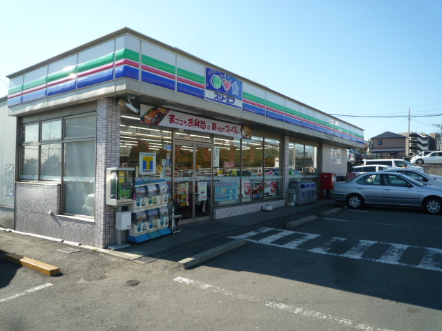 Convenience store. Three F 559m until the green-ku Kitahassaku cho store (convenience store)