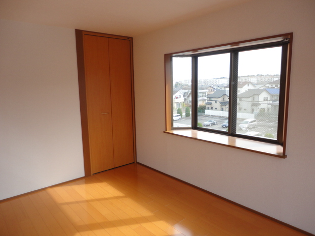 Living and room. Living + storage + bay window