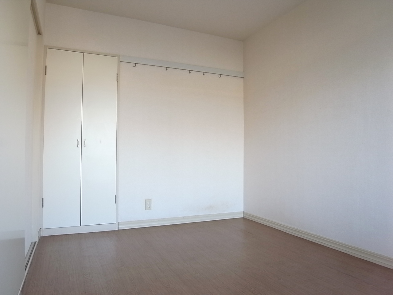 Living and room. Western-style 6 Pledge