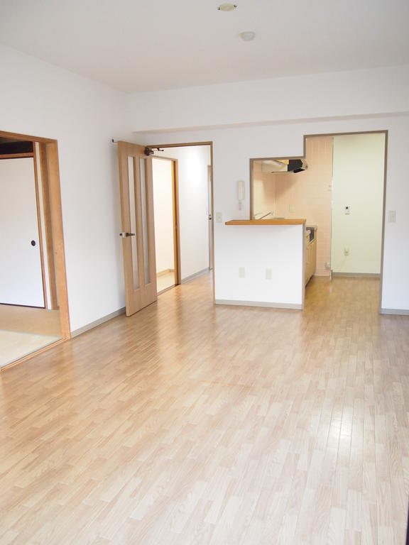 Living and room. LDK13.1 Pledge