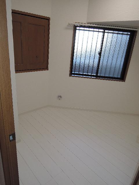 Non-living room. 4.5 Pledge Western-style