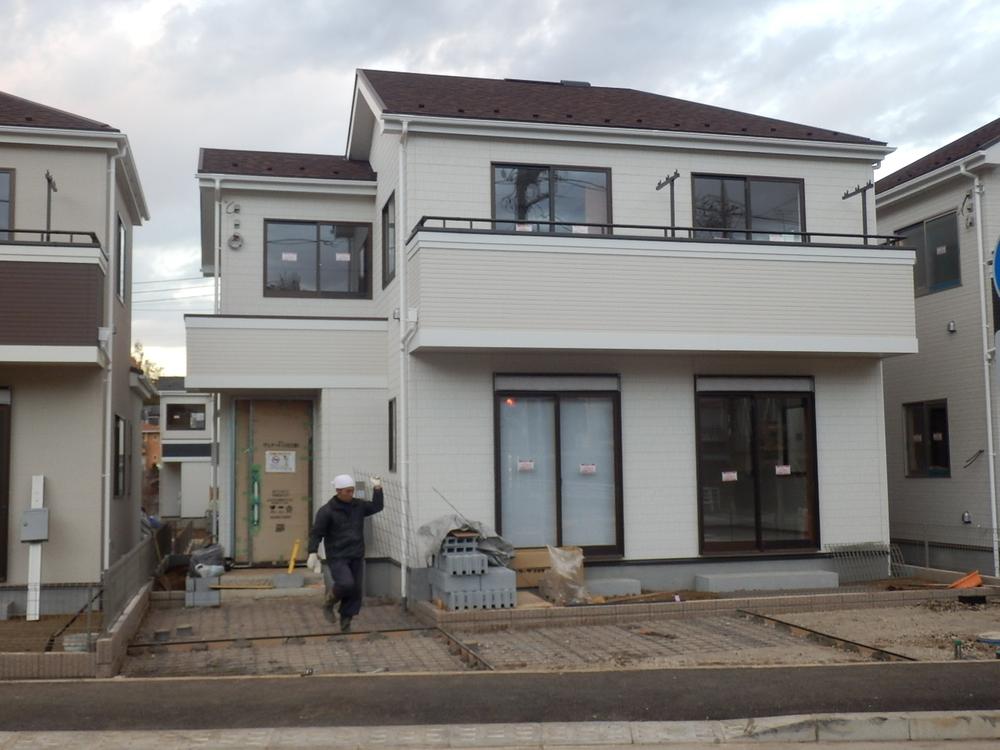 Local appearance photo. Situation of P Building, One of gratitude to those who are engaged in the work in the cold weather. (December 2013) Shooting