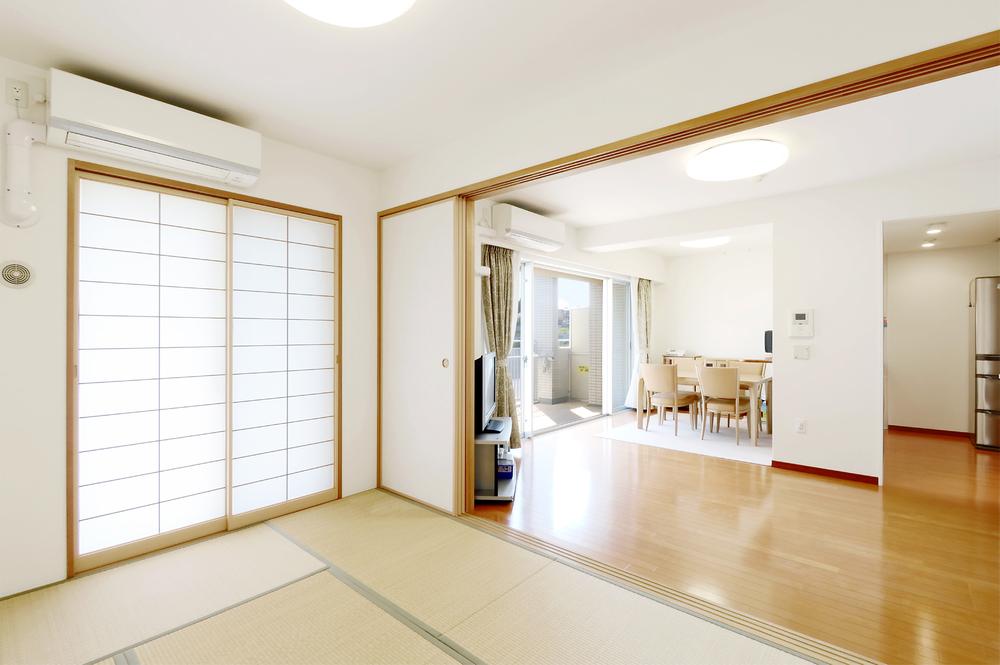 Living. LD from Japanese-style room (lighting will overflow)