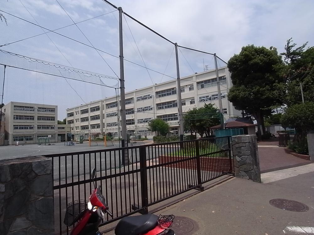 Primary school. Spacious elementary school of 1000m schoolyard to Yokohama Municipal Miho Elementary School.