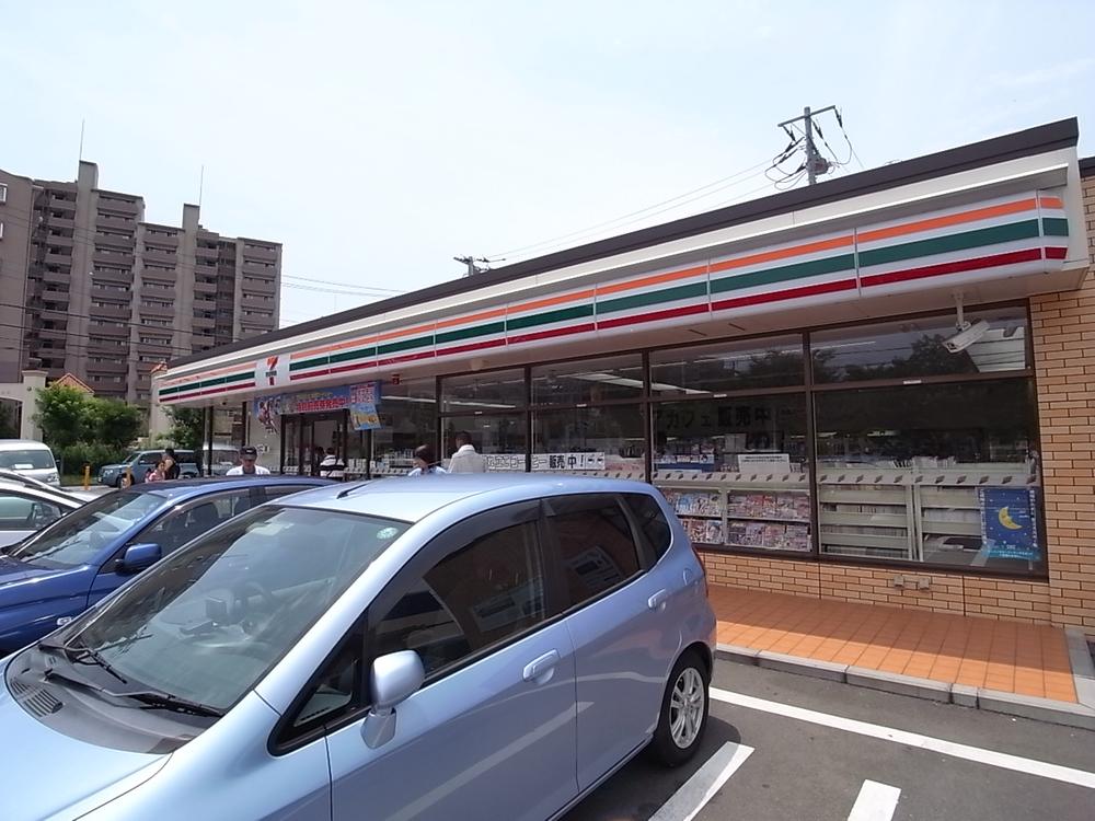 Convenience store. Seven - 800m there and handy convenience store to Eleven!
