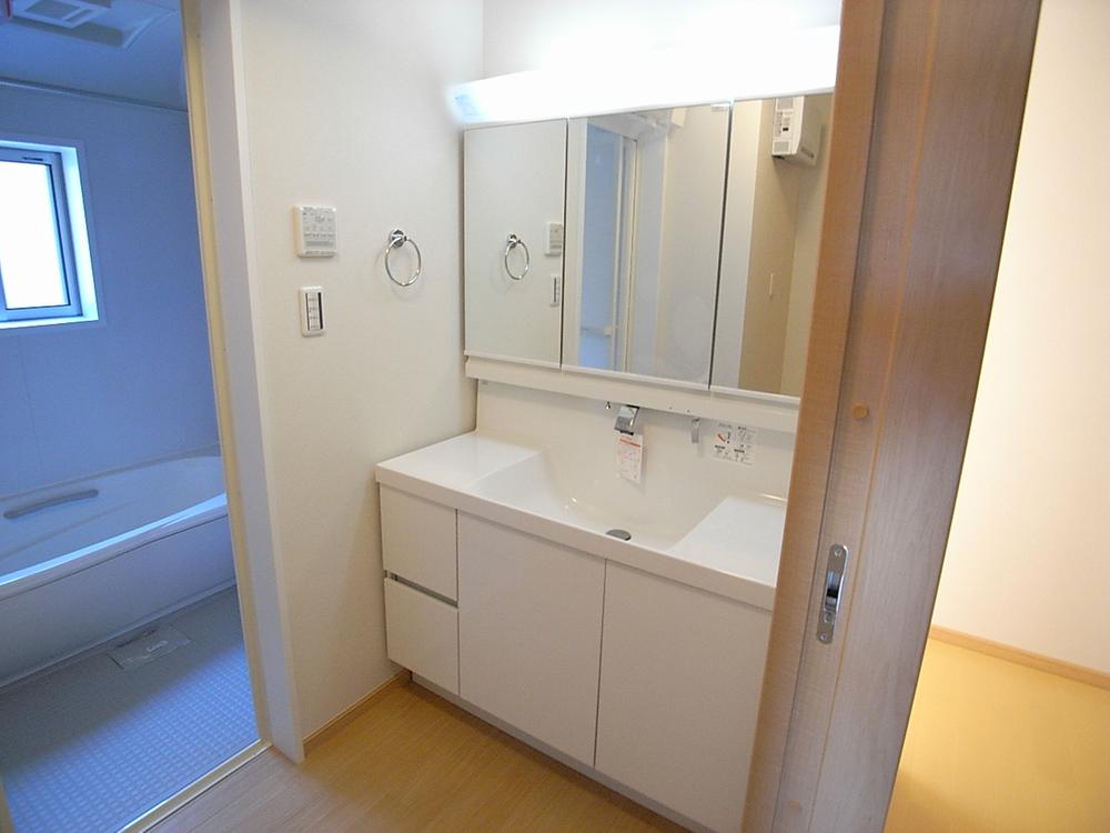 Wash basin, toilet. Easy washroom-to-use wide. Indoor (11 May 2013) Shooting