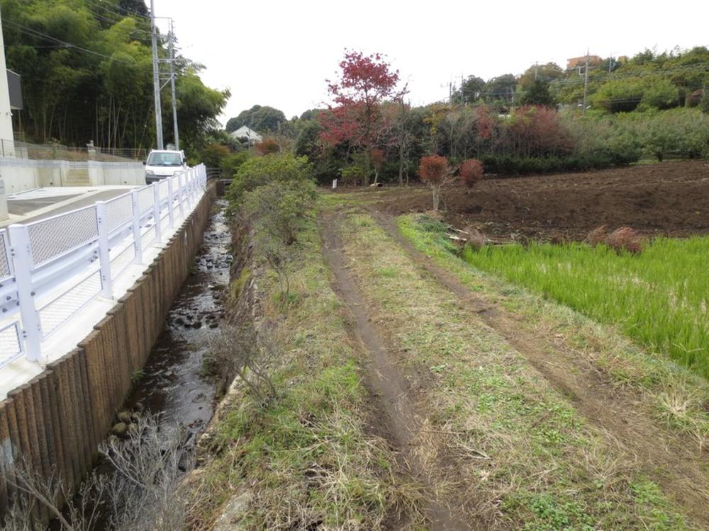 Streets around. Overflowing 20m green until the landscape of the adjacent land Landscape of adjacent land