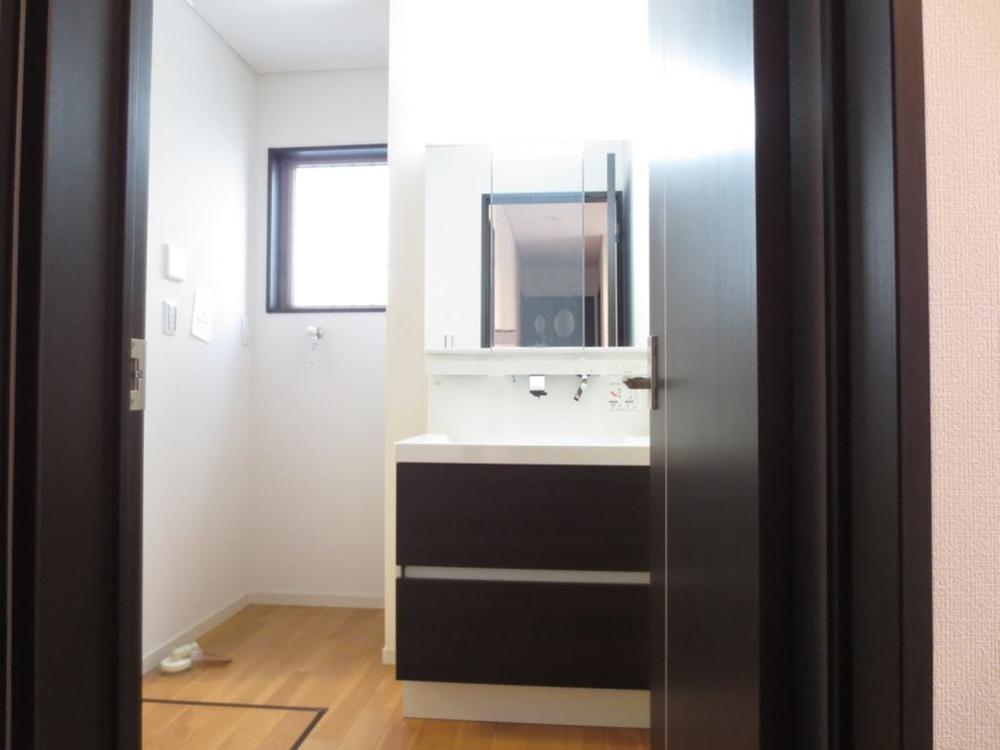 Wash basin, toilet. Washroom