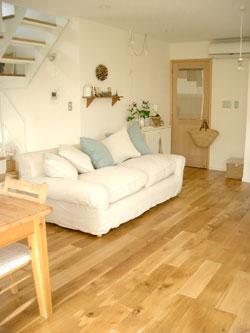 Living. Floor is oak