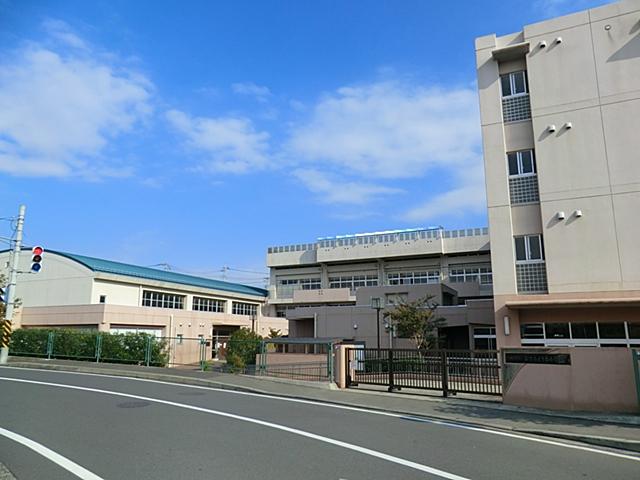 Primary school. It is also safe to go to school because very close to 150m elementary school to Yokohama Tateyama under Midoridai elementary school