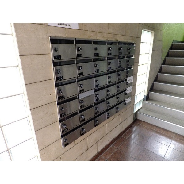 Entrance. Mailbox