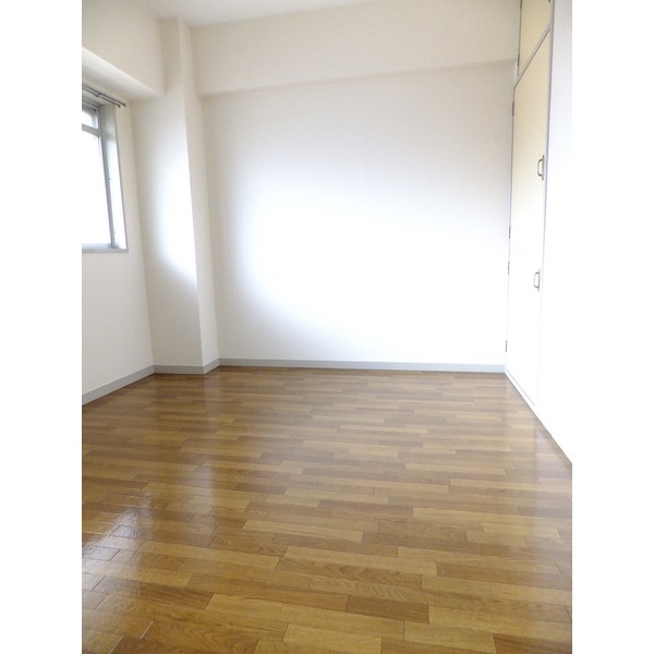 Living and room. Entrance side Western-style also bright