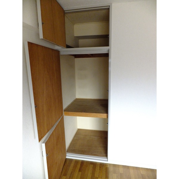 Receipt. Storage of entrance side Western-style