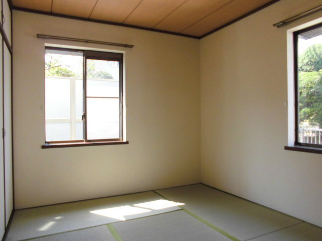 Living and room. Casual 1 floor 2 dwelling unit South-facing sunny