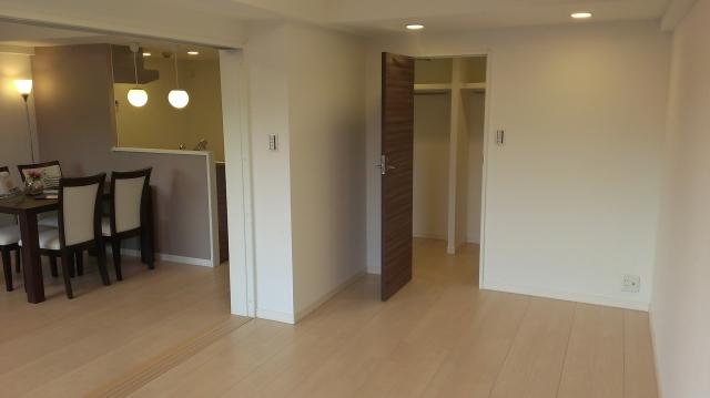 Non-living room. 7 Pledge Western-style