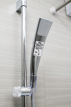 Bathing-wash room.  [Slide shower hook] Shower is convenient use at the height of your choice.