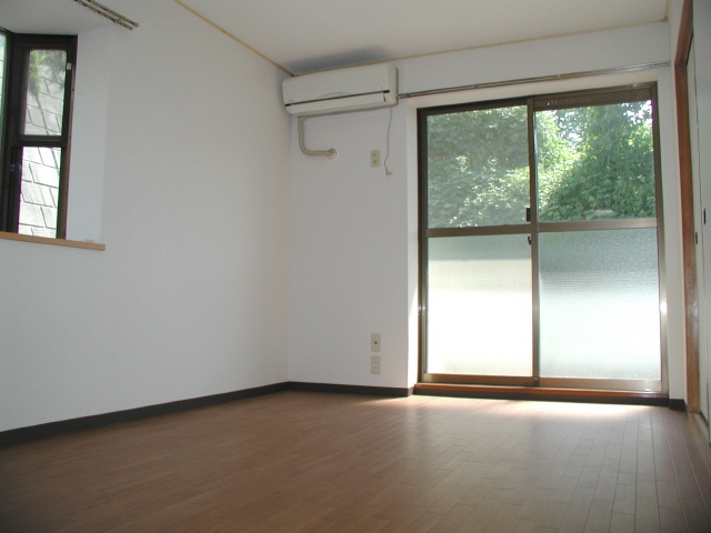 Living and room. Western-style 7.5 Pledge