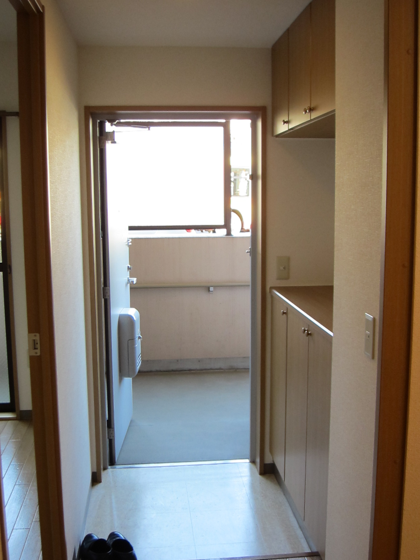 Entrance. Sufficient storage capacity is also a large family There is also a hanging cupboard