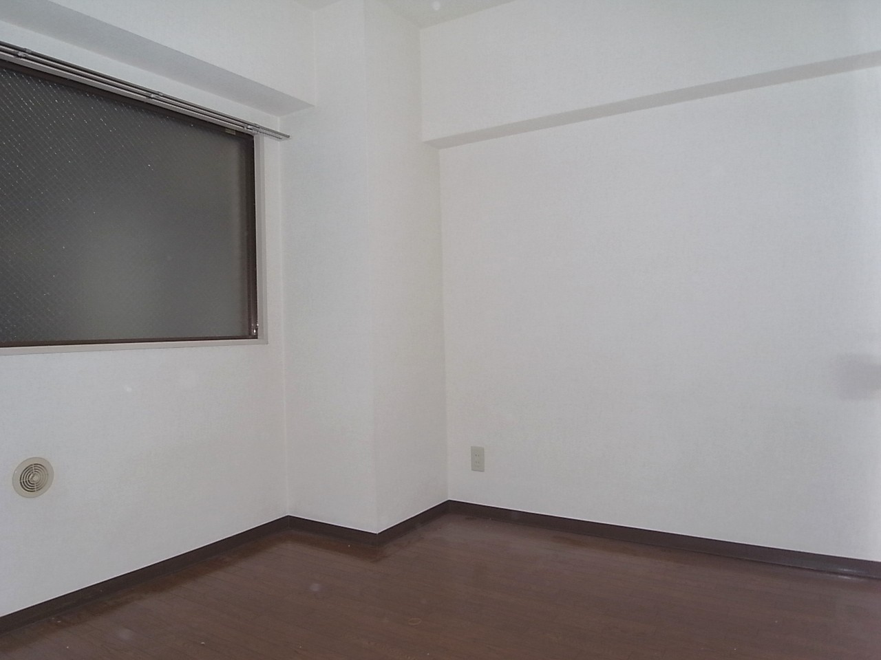 Living and room. Western-style 4 Pledge