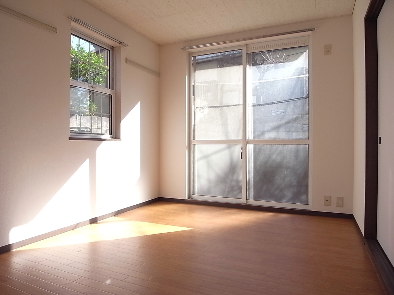 Living and room. Western-style 6 Pledge