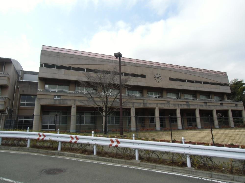 Junior high school. 2564m to Yokohama City Tatsunaka Mountain Junior High School