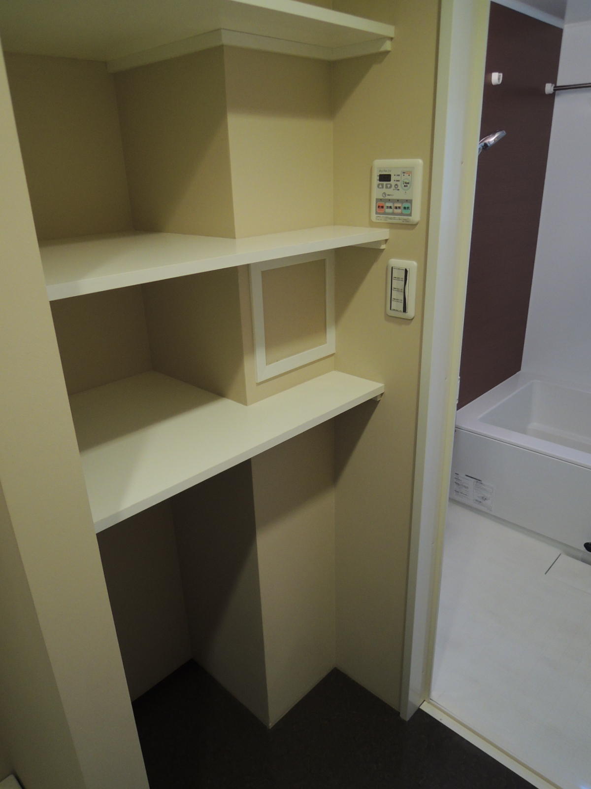 Receipt. Dressing room: Shelves