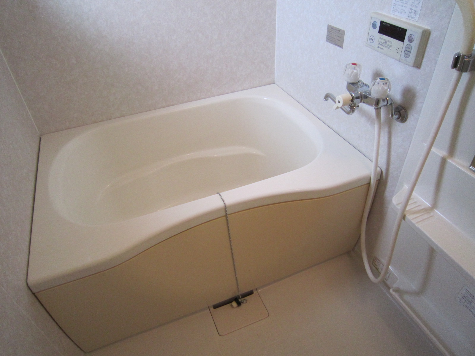 Bath. With add-fired function [There is a window in the bathroom]