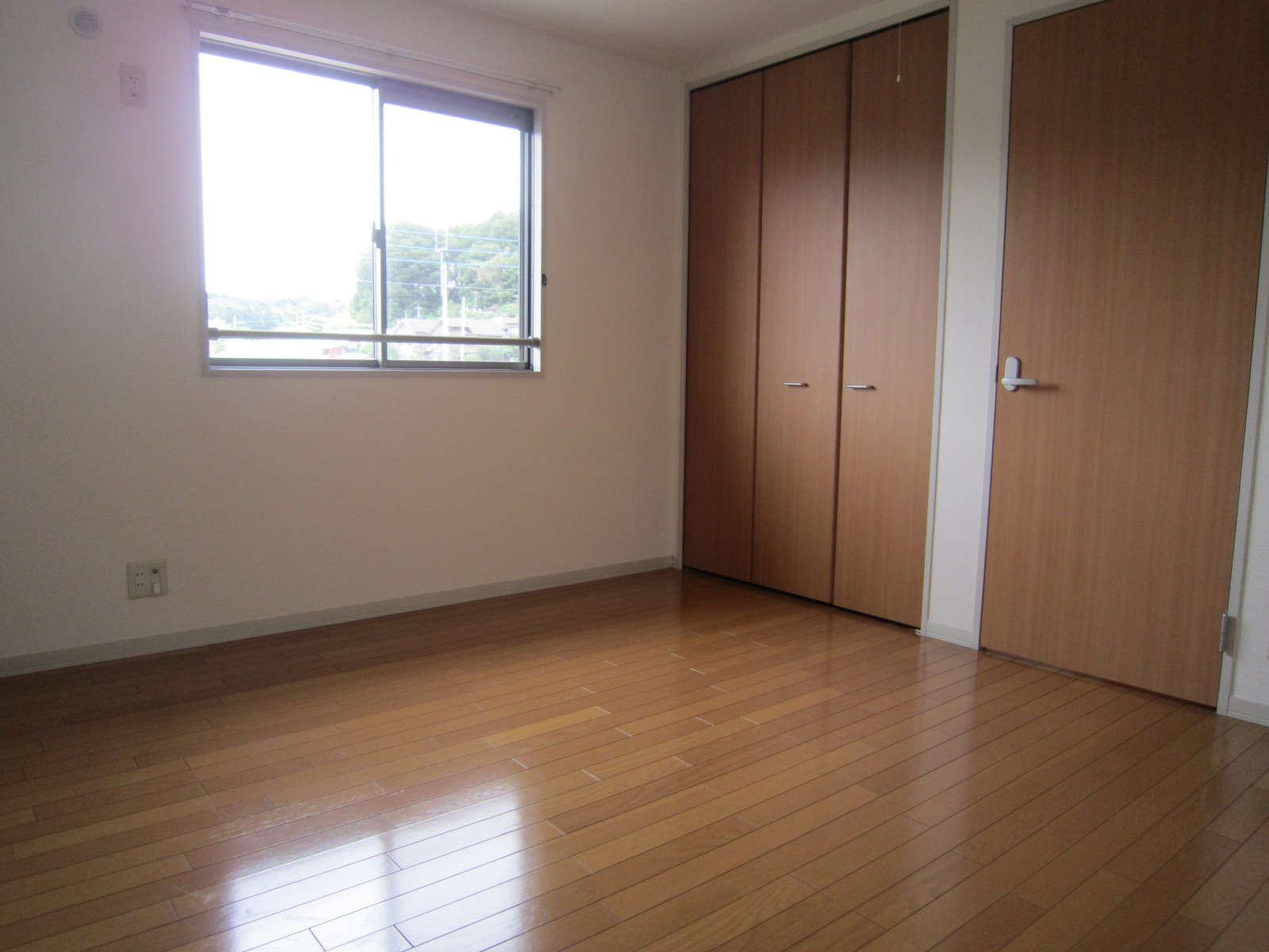 Living and room. Western-style 6.7 Pledge