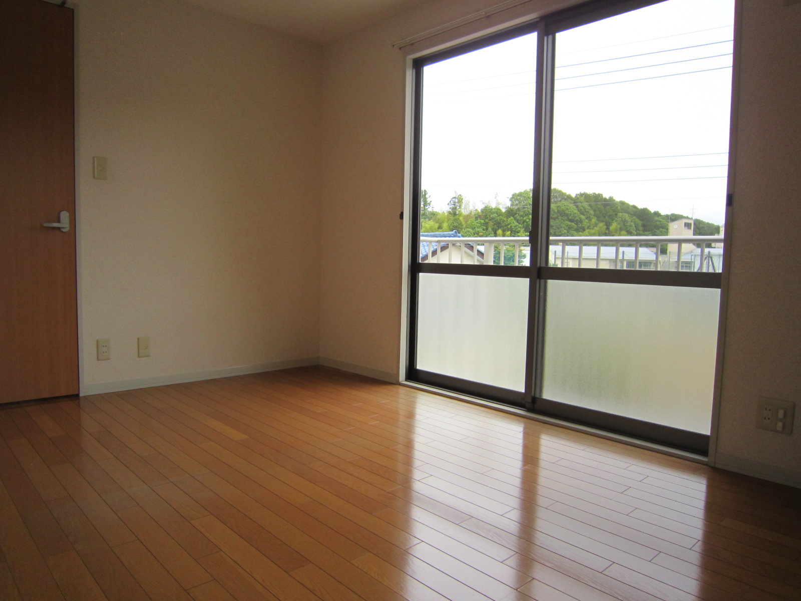 Living and room. Western-style 5.7 Pledge