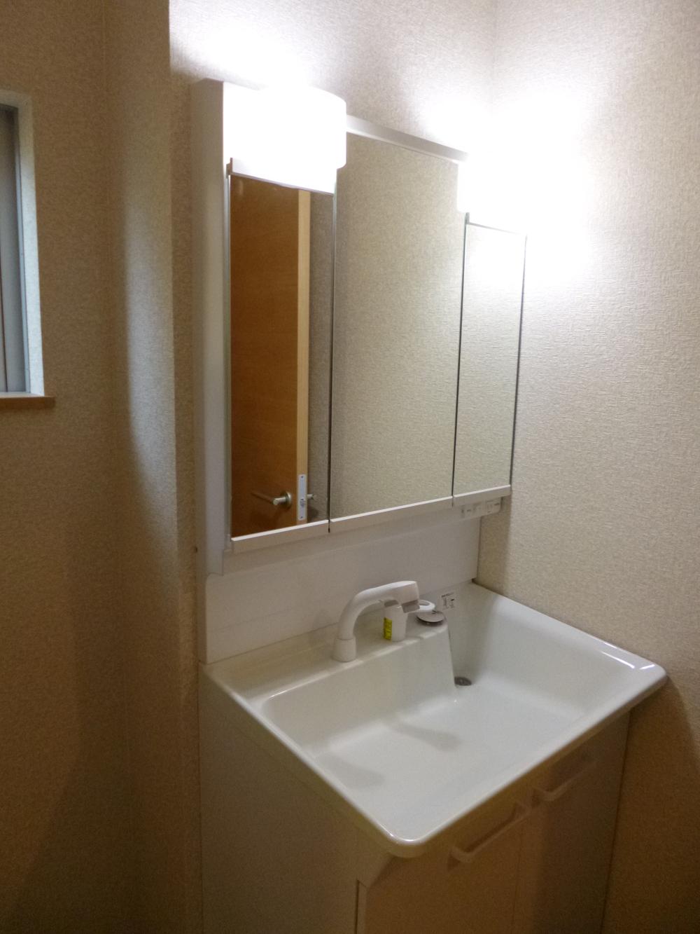 Wash basin, toilet. Convenient three-sided mirror type