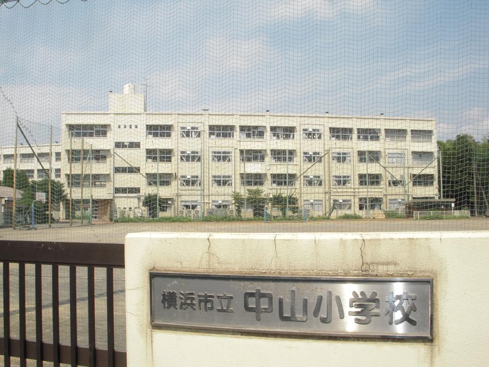 Primary school. There is a 1100m wide ground to Zhongshan Elementary School, Zhongshan Elementary School