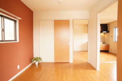 Living and room. Bright bathroom of the three-sided lighting