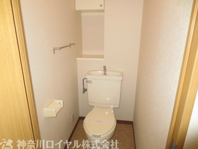 Toilet. Hanging cupboard ・ With cabinet