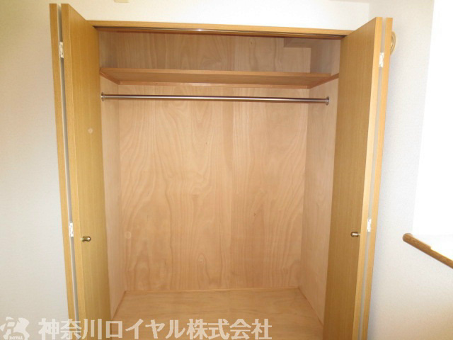 Receipt. Western-style (entrance side) closet