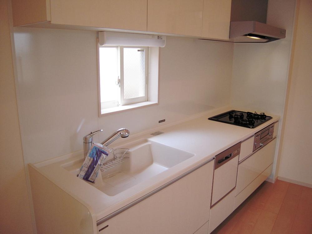 Kitchen. System kitchen is equipped with dishwasher ・ Shower faucet