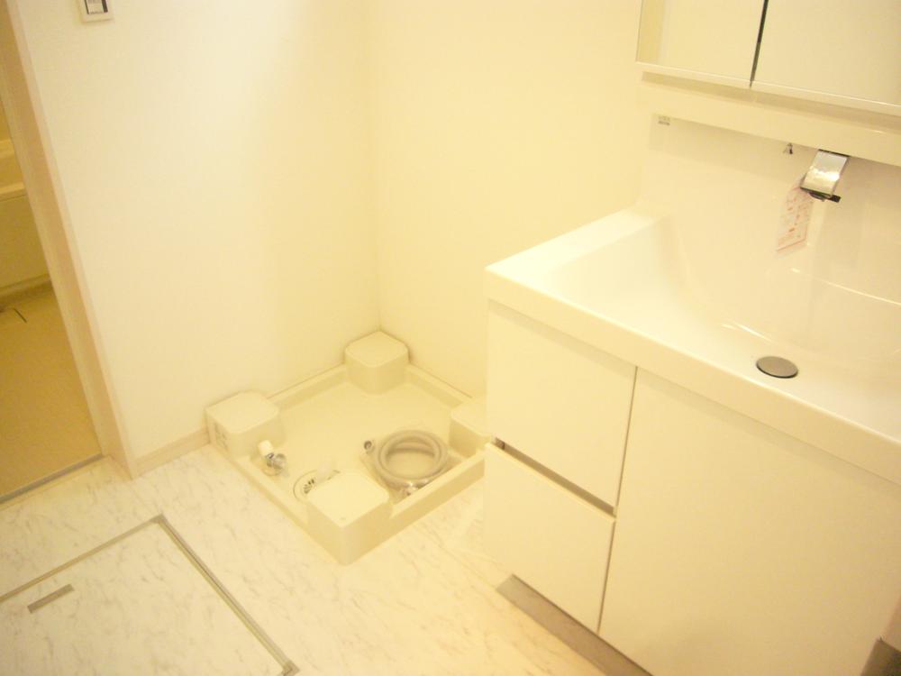 Wash basin, toilet. Indoor (August 23, 2013) Shooting