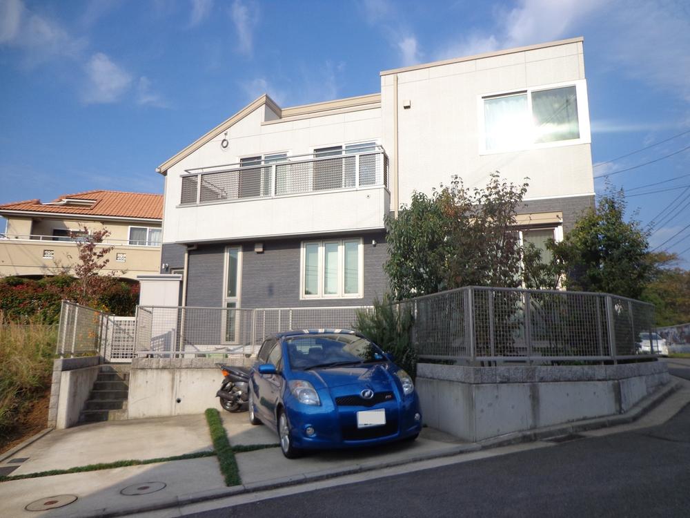 Local appearance photo. The south side of the wide frontage is attractive. Good sun per from morning till evening. Two car space of parallel parking that take advantage of the wide frontage.  Local (11 May 2013) Shooting