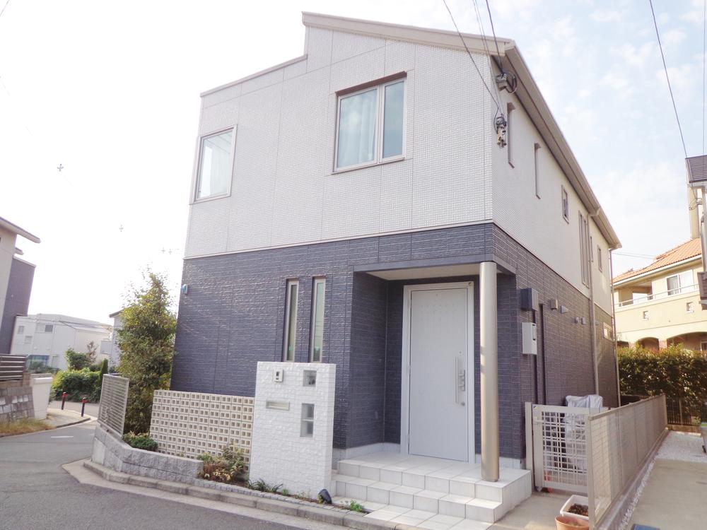 Local appearance photo. Flat and bright local and road. Heisei 20 December Built in beautiful geek. Local (11 May 2013) Shooting